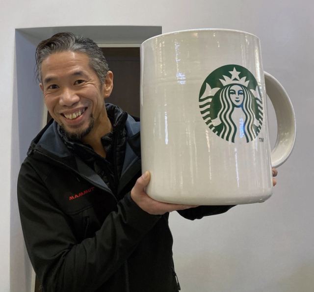 Starbucks lại khiến dân tình mắt chữ A, miệng chữ O với phiên bản ly sứ siêu to khổng lồ nặng tới 9,5kg - Ảnh 1.