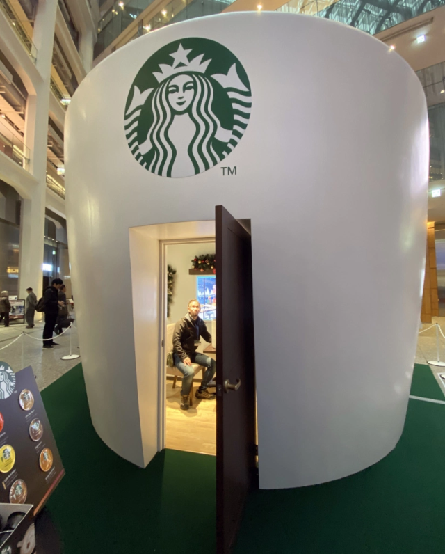 Starbucks lại khiến dân tình mắt chữ A, miệng chữ O với phiên bản ly sứ siêu to khổng lồ nặng tới 9,5kg - Ảnh 9.