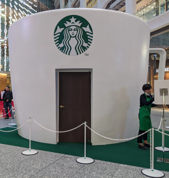 Starbucks lại khiến dân tình mắt chữ A, miệng chữ O với phiên bản ly sứ siêu to khổng lồ nặng tới 9,5kg - Ảnh 3.