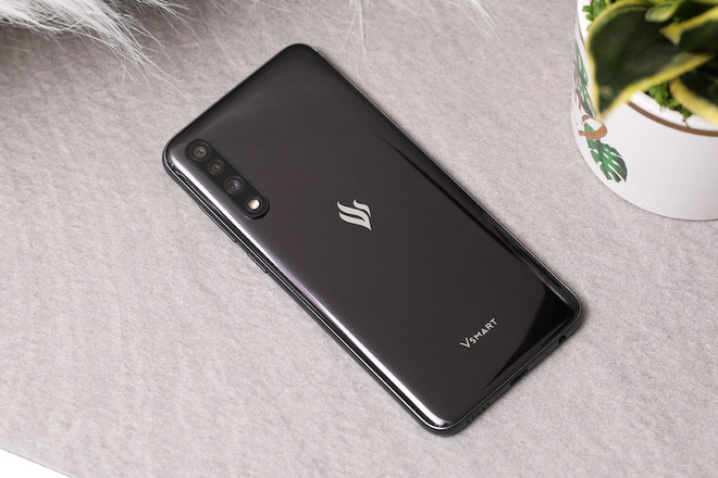 Vsmart Lux giá 20 triệu biệt tăm: Vì sao Vsmart chuyển từ smartphone cao cấp sang tập trung tổng lực vào smartphone giá mềm?  - Ảnh 1.