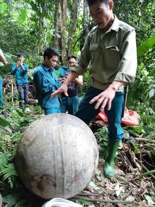 Người dân Tuyên Quang ngỡ ngàng phát hiện vật thể lạ rơi từ trên không xuống đất - Ảnh 1.