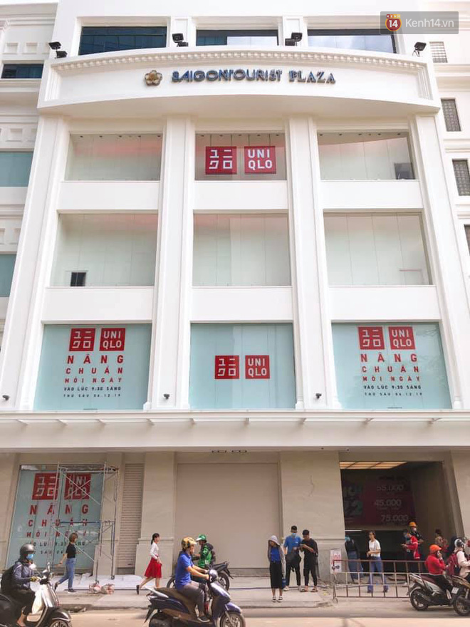 HOT: Cửa hàng Uniqlo Việt Nam đầu tiên chính thức tháo bỏ phông bạt, hé lộ quy mô 3 tầng hoành tráng nổi bần bật - Ảnh 1. HOT: Cửa hàng Uniqlo Việt Nam đầu tiên chính thức tháo bỏ phông bạt, hé lộ quy mô 3 tầng hoành tráng nổi bần bật - Ảnh 1.