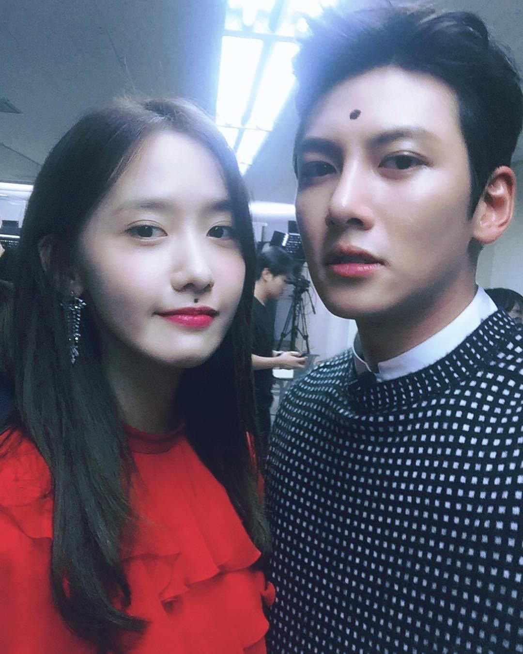 Rộ tin Yoona nắm tay Ji Chang Wook ở hậu trường AAA 2019, fan c&ugrave;ng mở lại The K2 xem cho thỏa nỗi nhớ - Ảnh 21.