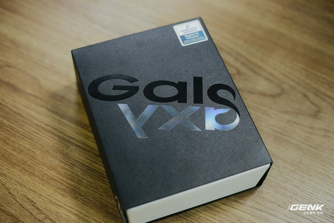 Mở hộp Galaxy Fold ch&iacute;nh h&atilde;ng: Gi&aacute; 50 triệu đồng vẫn ch&aacute;y h&agrave;ng chỉ sau 6 giờ mở b&aacute;n - Ảnh 1.
