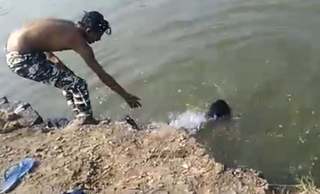 Đi bơi cùng bạn, chàng trai trẻ bị đuối nước, mọi người chứng kiến thảm kịch trước mắt nhưng không giúp đỡ, còn thản nhiên cầm máy ghi hình - Ảnh 2.