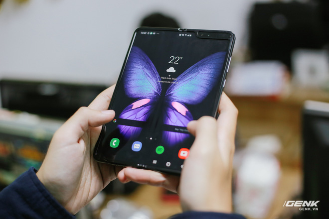 Mở hộp Galaxy Fold chính hãng: Giá 50 triệu đồng vẫn cháy hàng chỉ sau 6 giờ mở bán - Ảnh 7.