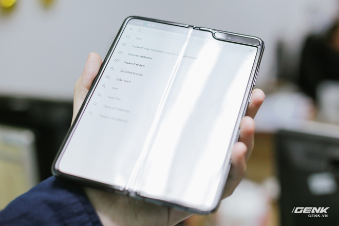 Mở hộp Galaxy Fold chính hãng: Giá 50 triệu đồng vẫn cháy hàng chỉ sau 6 giờ mở bán - Ảnh 11.