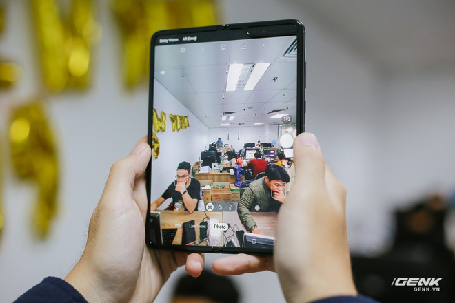 Mở hộp Galaxy Fold ch&iacute;nh h&atilde;ng: Gi&aacute; 50 triệu đồng vẫn ch&aacute;y h&agrave;ng chỉ sau 6 giờ mở b&aacute;n - Ảnh 30.
