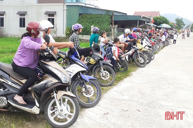 “Xếp hàng đón con” lan tỏa đến hơn 140 trường học ở Hà Tĩnh - Ảnh 2.