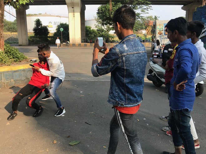 Tiktok v&agrave; cơn kh&aacute;t sự nổi tiếng của những đứa trẻ khu ổ chuột Ấn Độ - Ảnh 2.