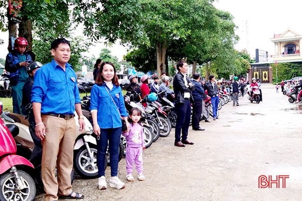 “Xếp hàng đón con” lan tỏa đến hơn 140 trường học ở Hà Tĩnh - Ảnh 3.