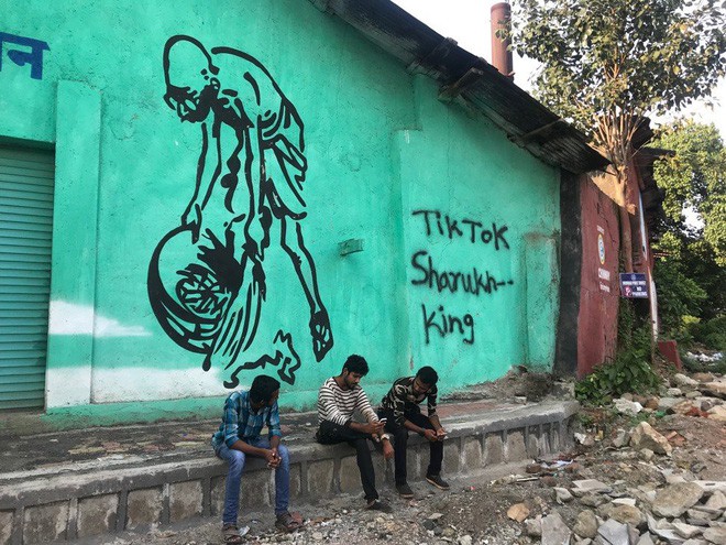 Tiktok v&agrave; cơn kh&aacute;t sự nổi tiếng của những đứa trẻ khu ổ chuột Ấn Độ - Ảnh 3.
