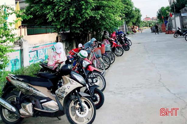 “Xếp hàng đón con” lan tỏa đến hơn 140 trường học ở Hà Tĩnh - Ảnh 4.