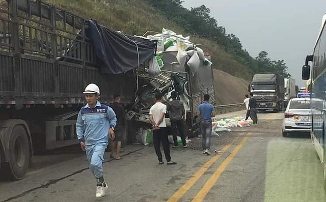 Ô tô đâm nhau trên cao tốc Nội Bài - Lào Cai, 3 người thương vong - Ảnh 1.