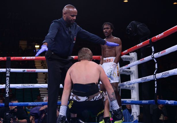 Con trai huyền thoại boxing thể hiện phong độ hủy diệt trong ngày ra mắt nhưng trọng tài lại chiếm spotlight vì quyết định dừng trận đấu gây sốc - Ảnh 3.