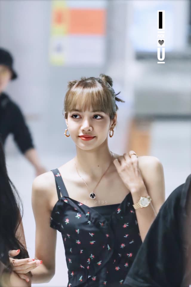 Em gái quốc tế Lisa (BLACKPINK) gây náo loạn sân bay vì dịu dàng đến lạ, vòng eo nhỏ khó tin chiếm hết spotlight - Ảnh 9.