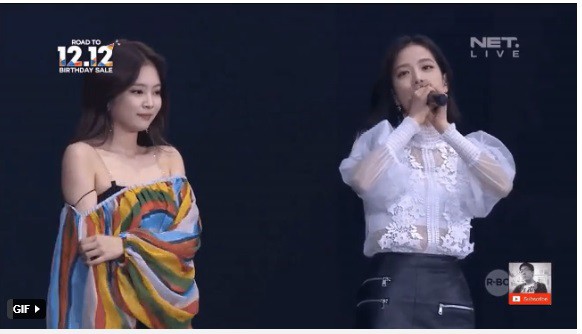 Idol Kpop hớ hênh trên sân khấu vì váy áo cũn cỡn: HyunA liên tục “lộ hàng” chưa sốc bằng cựu thành viên SeeYa từng hở trọn vòng 1 - Ảnh 11.