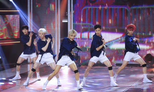 Những nam thần tượng gây sốc khi mặc quần đùi ngắn biểu diễn: BTS có sân khấu huyền thoại, mỹ nam B1A4 như diện quần tàng hình - Ảnh 1.