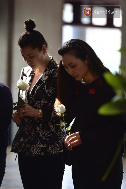 Việt Tú, Xuân Bắc cùng nhiều nghệ sĩ Việt xót xa tới dự đám tang của con gái đạo diễn Những ngọn nến trong đêm - Ảnh 2.