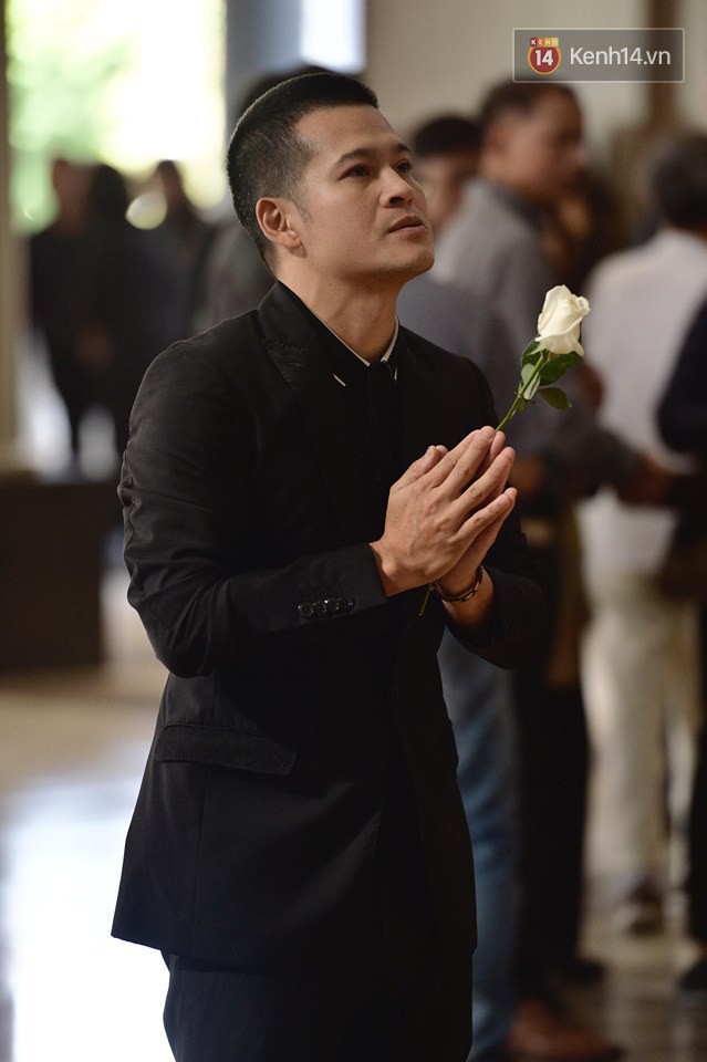 Việt Tú, Xuân Bắc cùng nhiều nghệ sĩ Việt xót xa tới dự đám tang của con gái đạo diễn Những ngọn nến trong đêm - Ảnh 3.