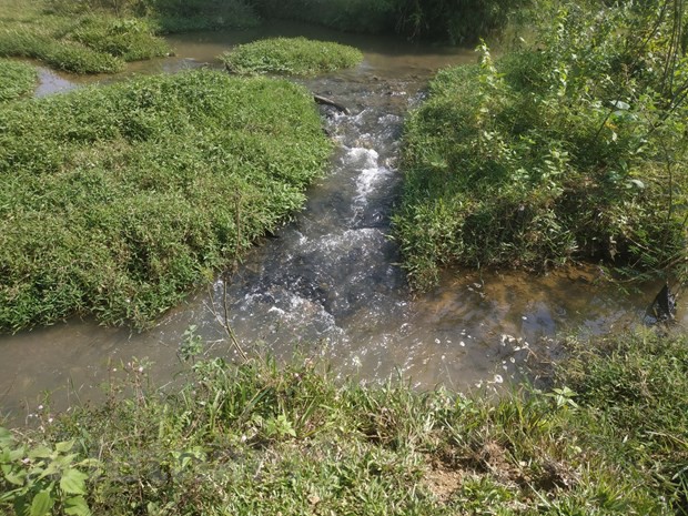 Cận cảnh bùn thải nghi nhiễm dầu tại cửa súc xả bể chứa sông Đà - Ảnh 13.