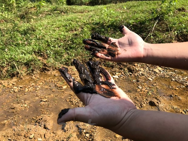 Cận cảnh bùn thải nghi nhiễm dầu tại cửa súc xả bể chứa sông Đà - Ảnh 4.