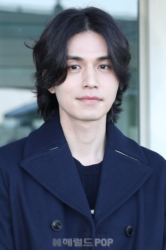 Thần chết Lee Dong Wook lột xác với mái tóc dài bà thím đầy ma mị, khí chất như hoàng tử tại sân bay - Ảnh 3.