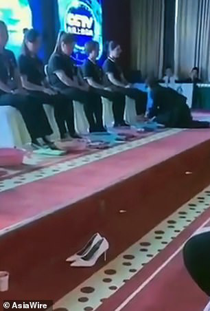 Trung Quốc: Chủ tịch và giám đốc quỳ xuống rửa chân cho đội ngũ nhân viên sale xuất sắc thay phần thưởng - Ảnh 2.