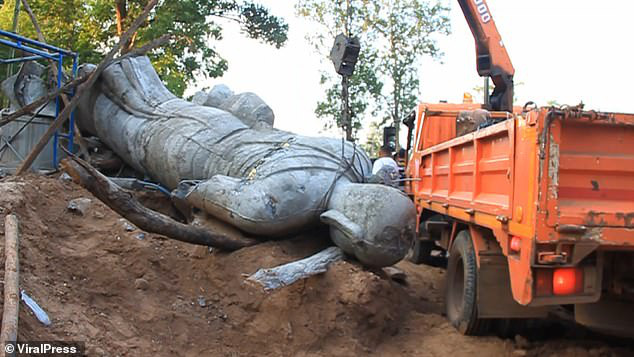 Đi cắt băng khánh thành tượng Phật, trưởng thôn thiệt mạng vì bị pho tượng cao 5m đổ ập xuống người - Ảnh 1.