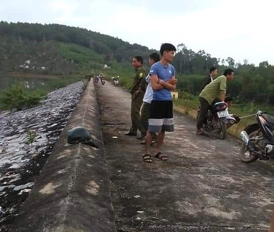 Vụ nữ sinh lớp 6 tử vong ở đập nước: Xuất hiện camera ghi lại nạn nhân đi cùng với bà nội trước thời điểm tử vong - Ảnh 1.