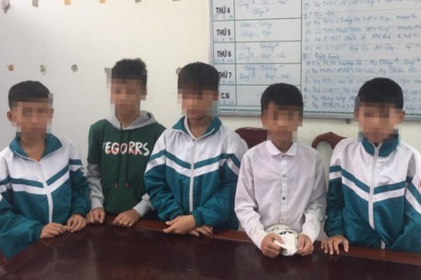 Nhóm học sinh lớp 7 đập phá bóng đèn ở Ngã ba Đồng Lộc - Ảnh 1.