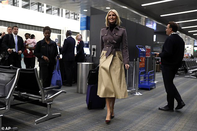 Ái nữ Tổng thống Trump diện set đồ sành điệu hơn 70 triệu đồng, xuất hiện ở sân bay mà tỏa sáng như trên sàn catwalk - Ảnh 2.