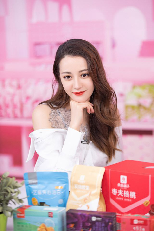 Nhan sắc Địch Lệ Nhiệt Ba xuất sắc đến nhường nào? Loạt khoảnh khắc từ livestream sẽ khiến netizen phải tròn mắt - Ảnh 8.