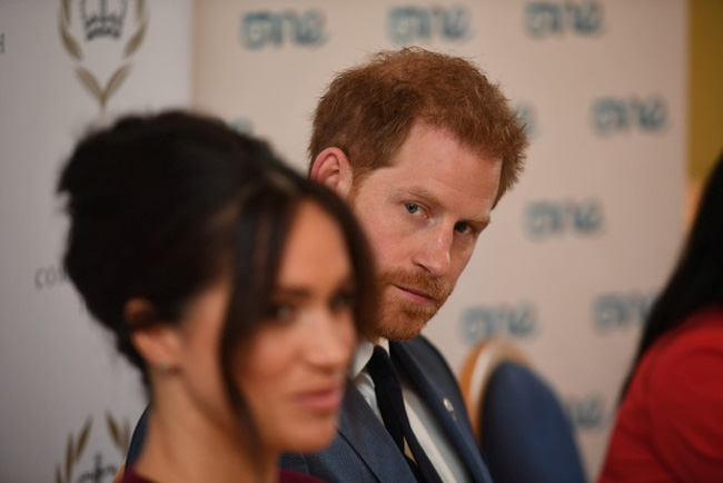 Meghan Markle bị cáo buộc lợi dụng chồng để đối phó với sự soi mói của truyền thông và chống lại Hoàng gia Anh - Ảnh 1.