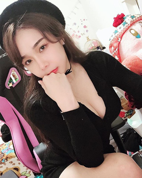 Ăn mặc quá bạo khi lên sóng, nữ streamer sở hữu vòng một khủng nhận ngay cái kết đắng lòng - Ảnh 1.