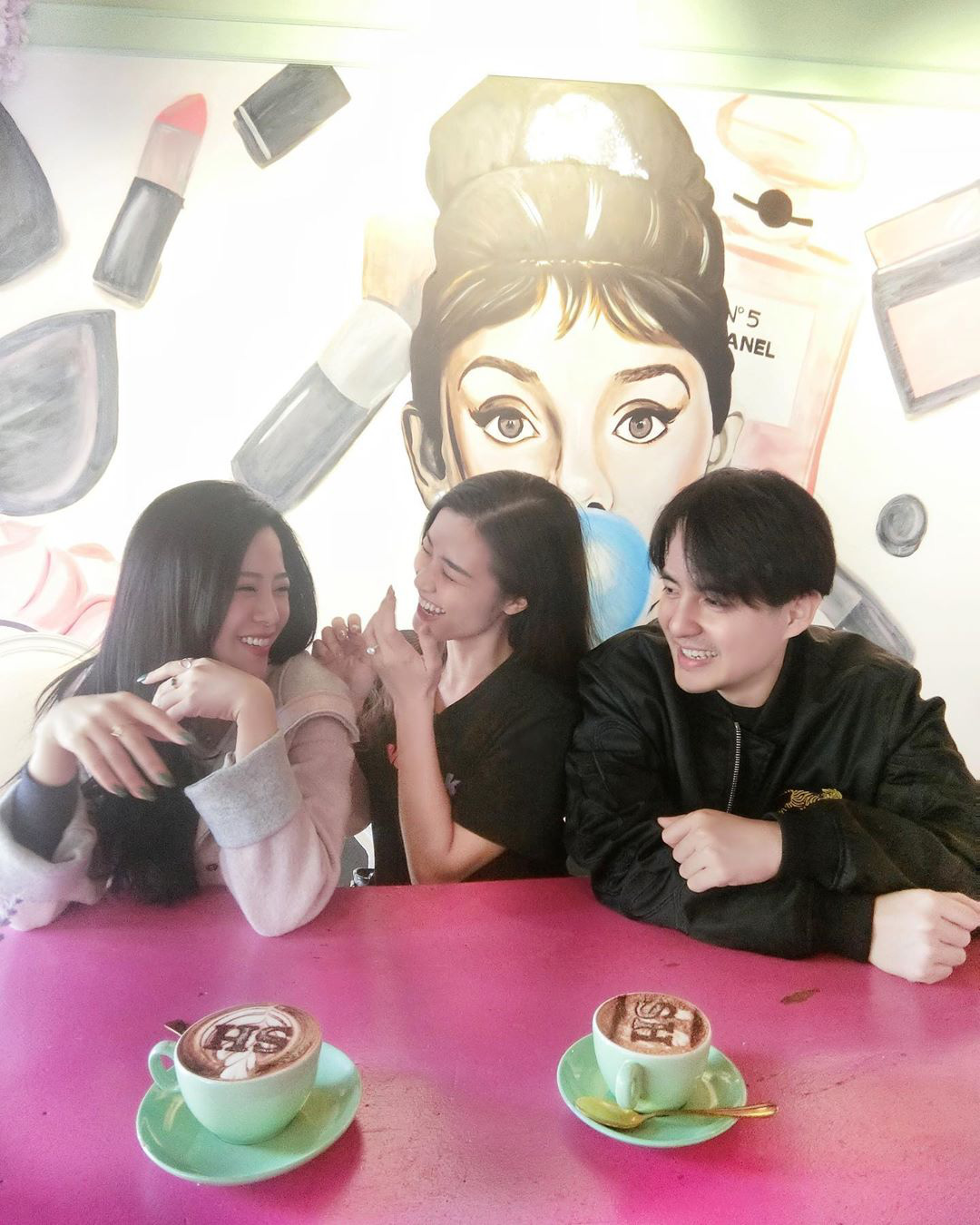 L&agrave; em g&aacute;i &Ocirc;ng Cao Thắng nhưng Thoại Li&ecirc;n cứ được nhận x&eacute;t l&agrave; giống Đ&ocirc;ng Nhi: Cặp chị d&acirc;u em chồng hot nhất năm đ&acirc;y rồi! - Ảnh 5.