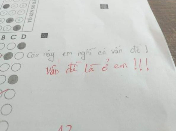 Thấy bài kiểm tra có vấn đề, nam sinh bật lại ai ngờ bị thầy giáo phản dame, đành ngậm ngùi ôm mặt: “Còn non và xanh với thầy cô lắm” - Ảnh 1.