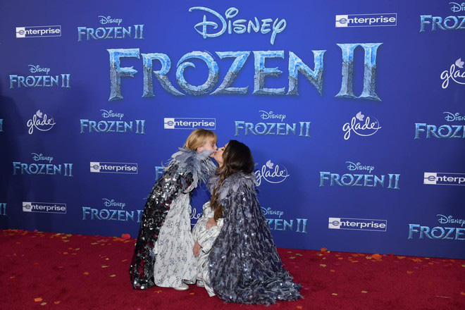 Thảm đỏ Frozen 2: Selena Gomez gây bão vì đẹp xuất thần, hôn em gái cùng mẹ khác cha thắm thiết - Ảnh 6.