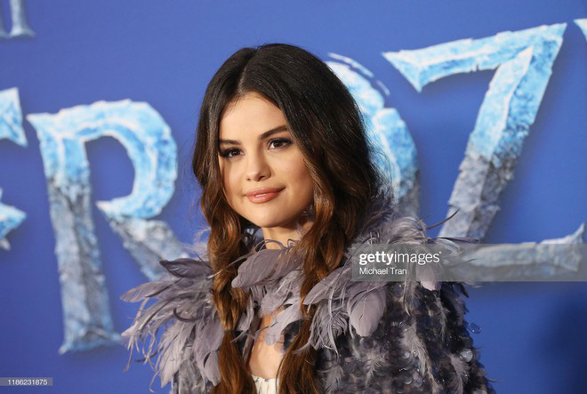 Thảm đỏ Frozen 2: Selena Gomez gây bão vì đẹp xuất thần, hôn em gái cùng mẹ khác cha thắm thiết - Ảnh 5.