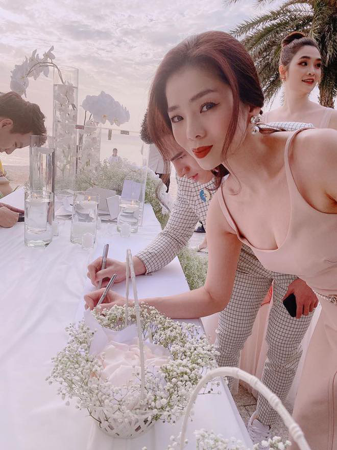 200 sao Việt xúng xính váy áo dự đám cưới đẹp như mơ của Đông Nhi - Ông Cao Thắng - Ảnh 12.