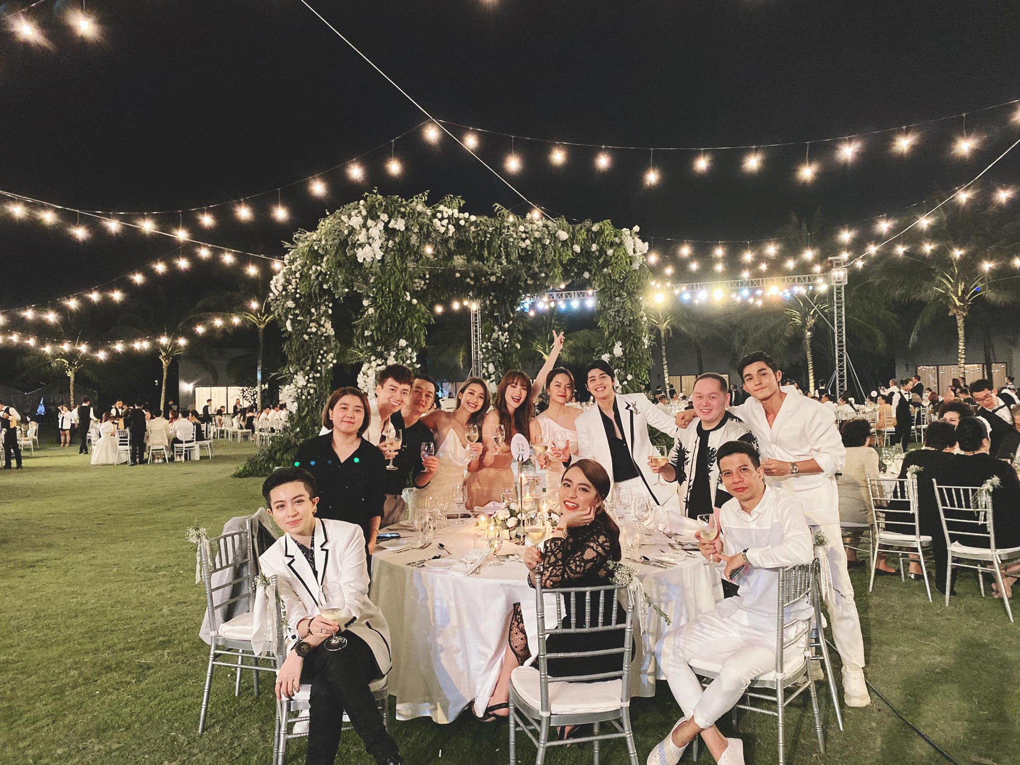 Gil Lê và Hoàng Thùy Linh công khai sánh đôi, kề sát vai cực tình trong lễ cưới Đông Nhi - Ông Cao Thắng - Ảnh 4. Gil Lê và Hoàng Thùy Linh công khai sánh đôi, kề sát vai cực tình trong lễ cưới Đông Nhi - Ông Cao Thắng - Ảnh 4.