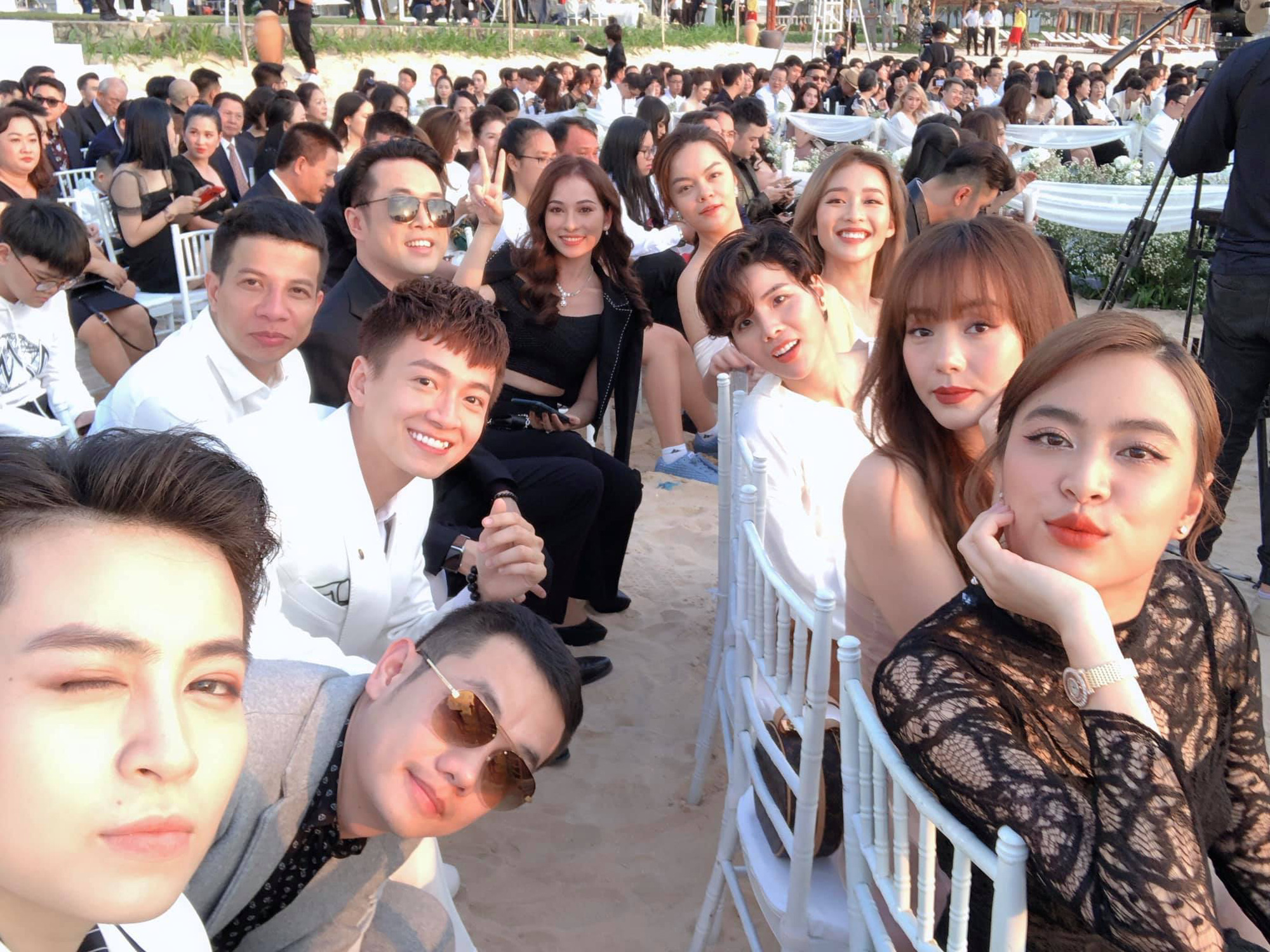 Gil Lê và Hoàng Thùy Linh công khai sánh đôi, kề sát vai cực tình trong lễ cưới Đông Nhi - Ông Cao Thắng - Ảnh 1. Gil Lê và Hoàng Thùy Linh công khai sánh đôi, kề sát vai cực tình trong lễ cưới Đông Nhi - Ông Cao Thắng - Ảnh 1.