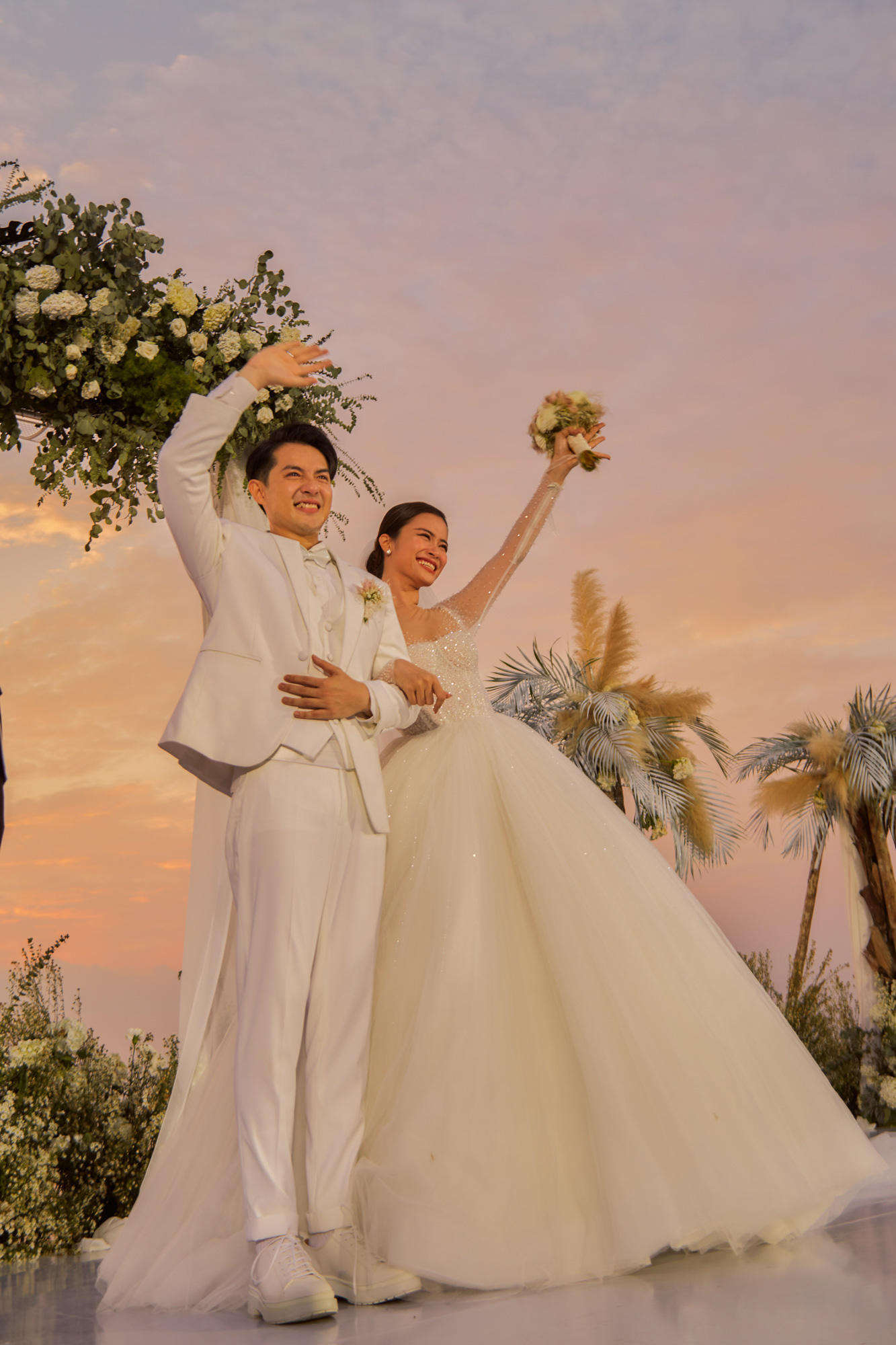 Loạt váy trắng tinh khôi Đông Nhi mặc hóa công chúa trong siêu đám cưới 10  tỷ