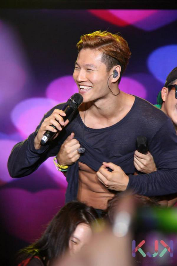 Fanmeeting Running Man là dịp mà Kim Jong Kook bị vạch áo cho người xem... múi - Ảnh 5.