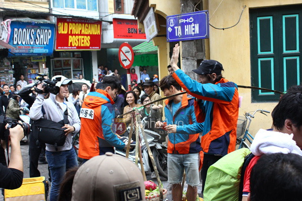 Dàn sao Running Man đã từng mê mẩn ẩm thực Việt Nam như này, liệu fanmeeting có thưởng thức thêm món nào không đây? - Ảnh 4.