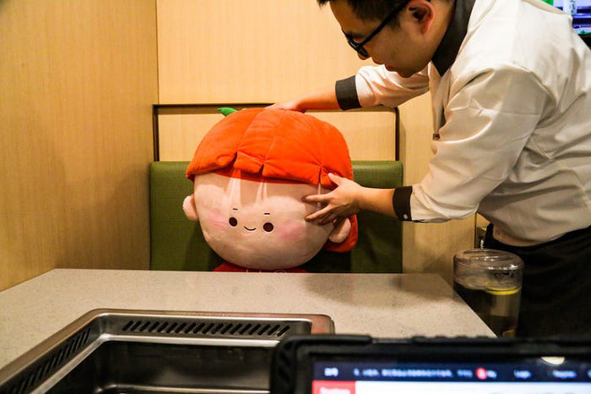 Chuỗi nhà hàng lẩu Trung Quốc tận tình phục vụ thực khách cô đơn bằng robot, làm móng miễn phí, mì nhảy và thú bông - Ảnh 10.