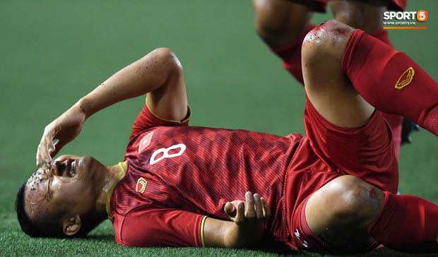 Góc chạnh lòng: Trọng Hoàng đứng một mình buồn thiu với đầu gối chảy máu khi cả đội đang ăn mừng vô địch SEA Games - Ảnh 3.