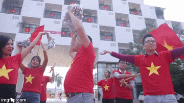 Cổ vũ tuyển Việt Nam “giàu có” như trường nhà người ta: Làm hẳn MV hoành tráng, khắp nơi trong trường chỗ nào cũng có cờ đỏ sao vàng - Ảnh 4.
