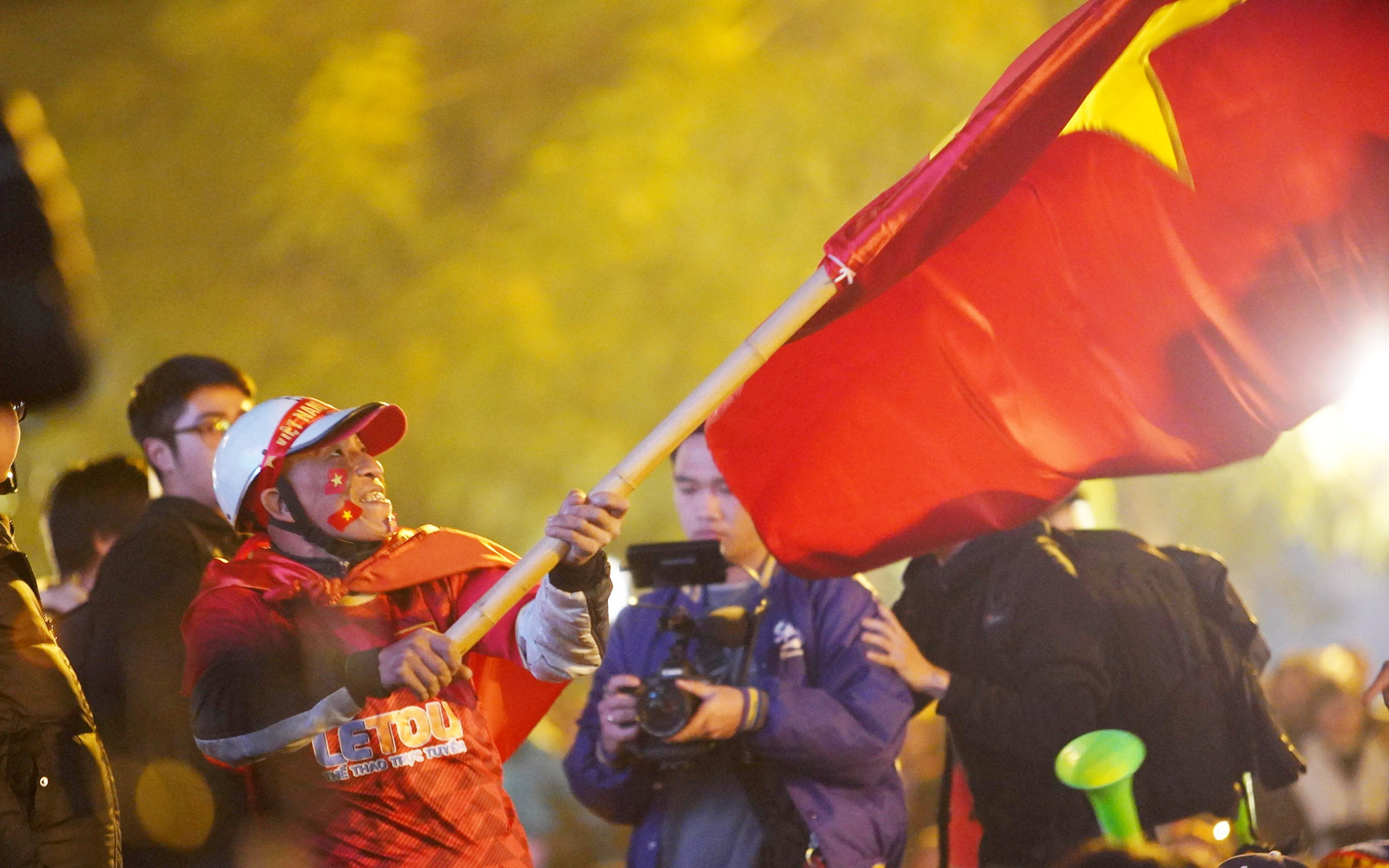 CHUNG KẾT BÓNG ĐÁ SEA GAMES, tin tức Mới nhất CĐV nhảy lên ăn mừng khi