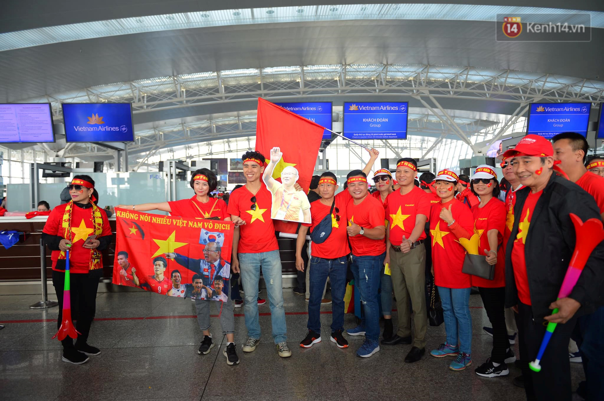 Không chỉ mang theo niềm tin chiến thắng, các CĐV cũng đã chuẩn bị với trang phục cờ đỏ sao vàng, khẩu hiệu Việt Nam chiến thắng.